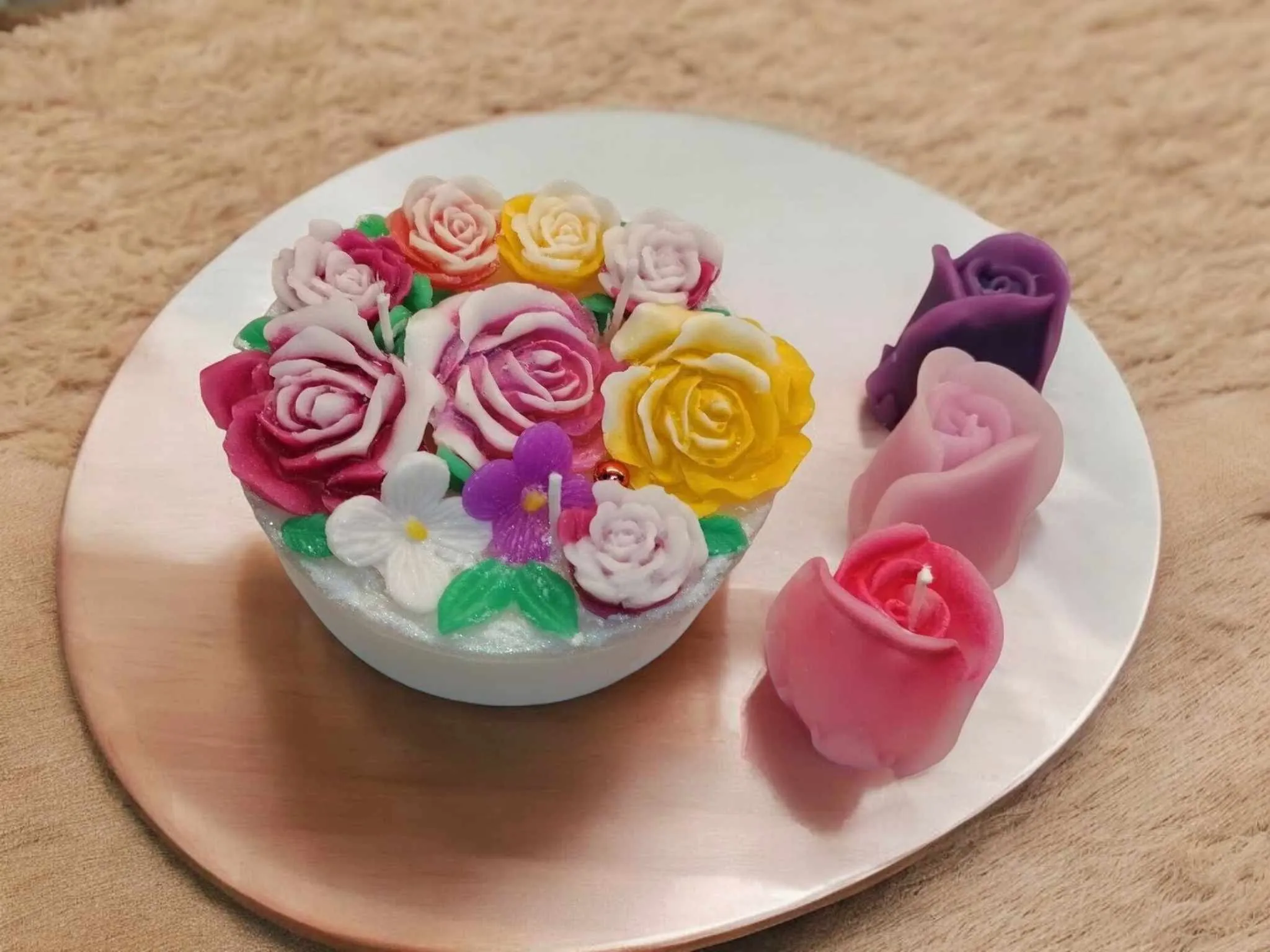 Scented carved candle - Roses design