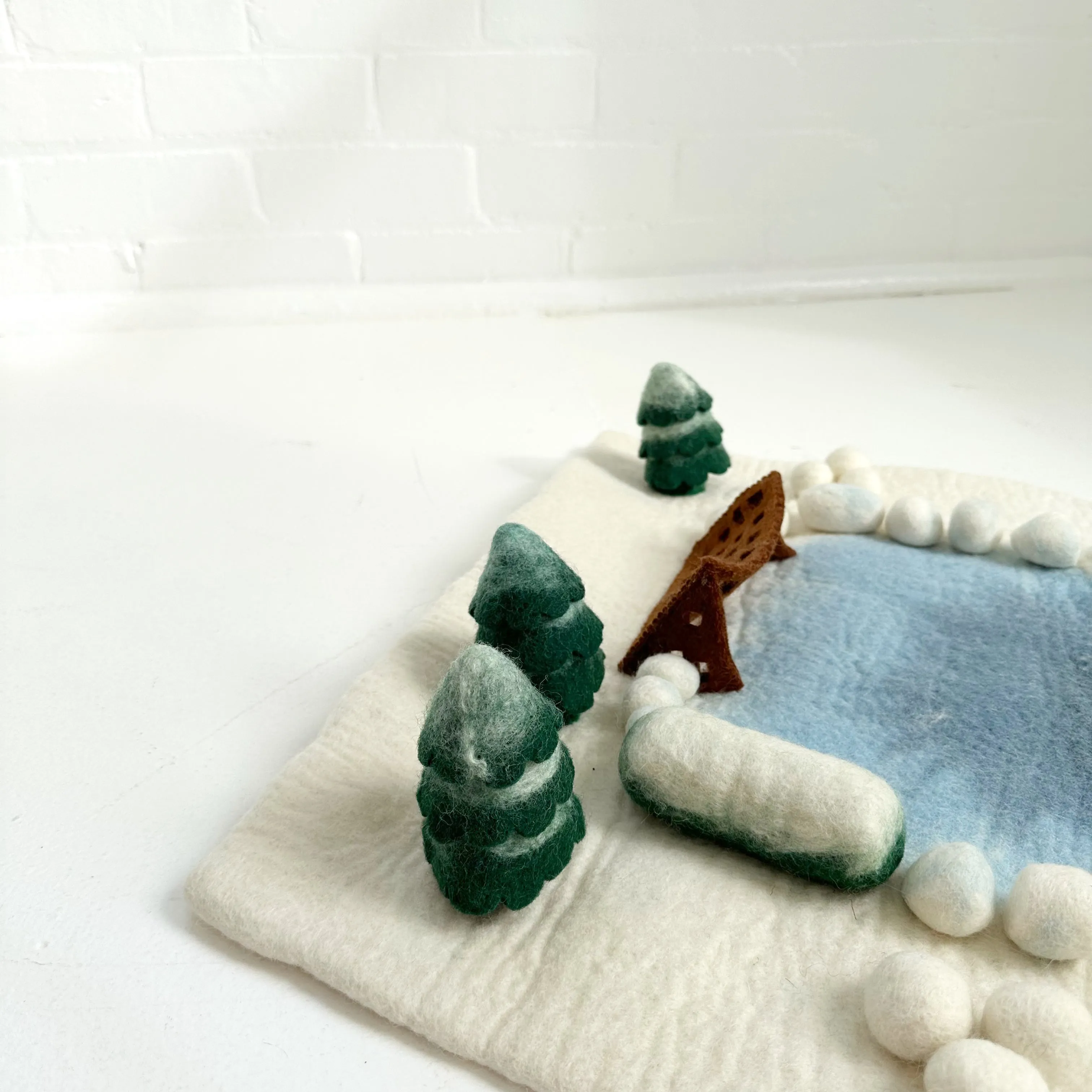 TARA TREASURES FELT LARGE SNOW ICE RINK PLAY MAT PLAYSCAPE